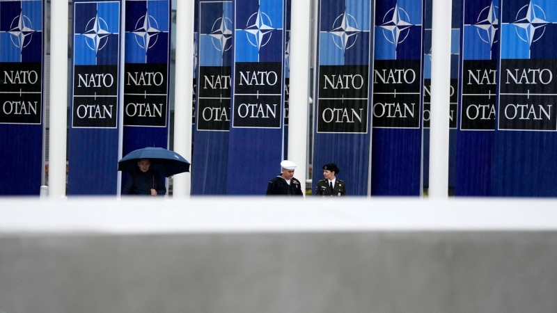 НАТО стирает красную линию, которую сама же и провела, заявил МИД Венгрии