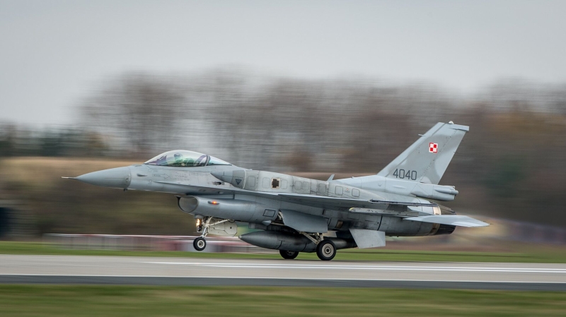 Польша подняла в небо военную авиацию