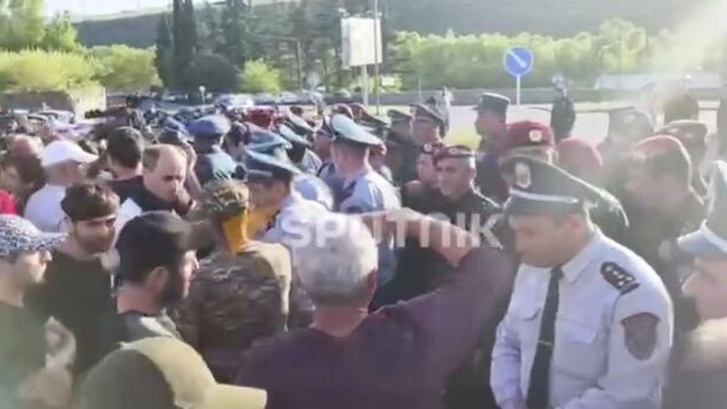 Протестующие в Армении пытаются перекрыть дорогу к КПП на границе с Грузией