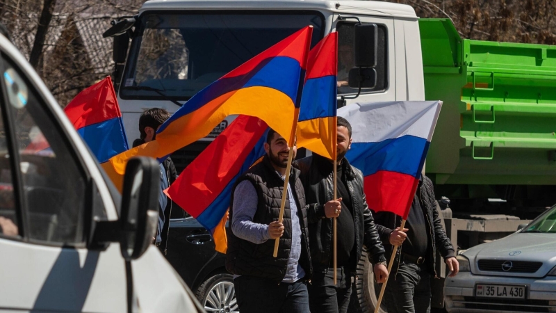 Запад пытается убедить армян порвать с Россией, заявил активист