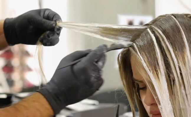 Актуальные виды окрашивания волос: мелирование, тонирование, брондирование и другие техники