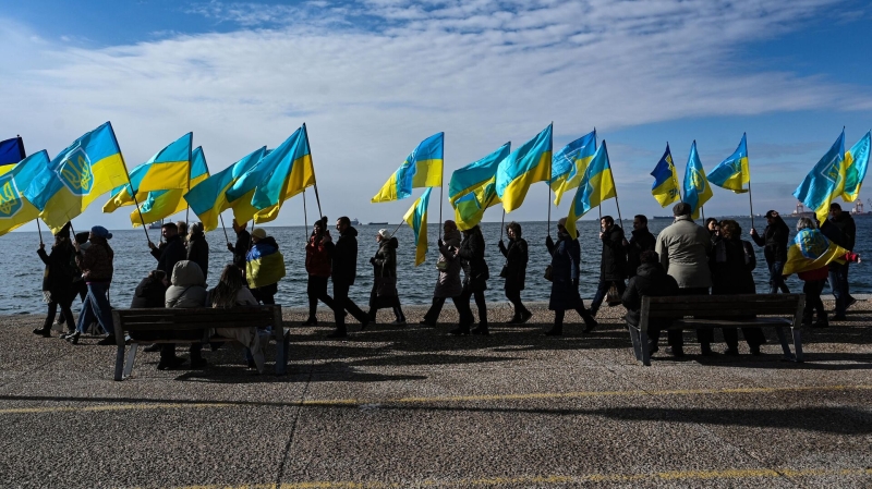 Украинцы за границей опасаются "еще более драконовских" мер Киева, пишет WP