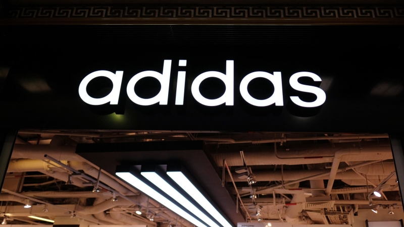 Adidas расследует обвинения во взяточничестве в китайском филиале, пишет FT