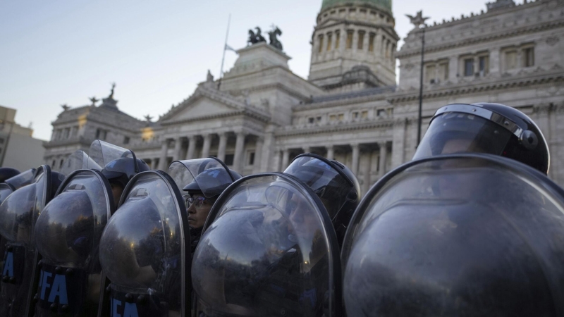 В Буэнос-Айресе на акции против политики властей начались столкновения