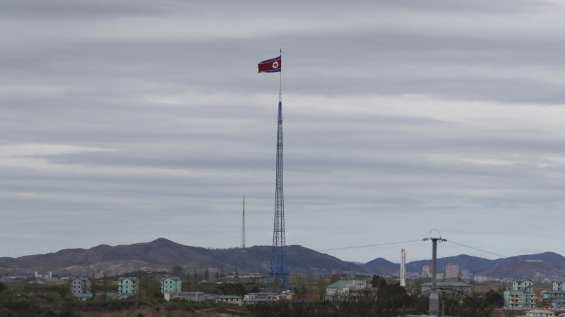 Военные КНДР ведут строительство в демилитаризованной зоне, пишут СМИ