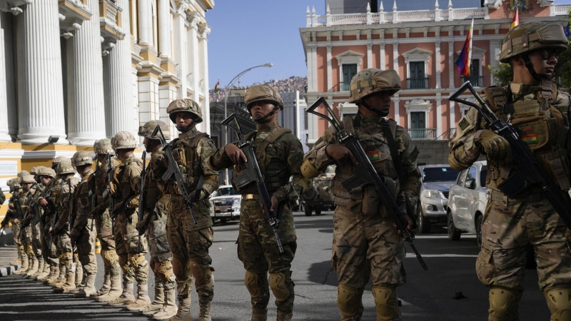 Военные покидают площадь Мурильо в боливийском Ла-Пасе, сообщили СМИ