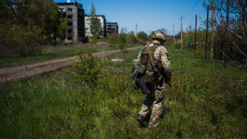 В подконтрольной ВСУ части Часова Яра остаются мирные жители, сообщил боец