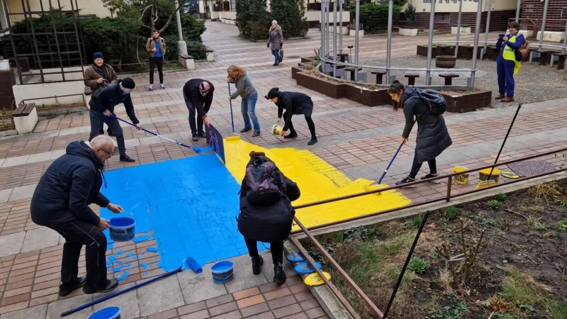 В Праге активисты нарисовали флаг Украины у домов, принадлежащих России