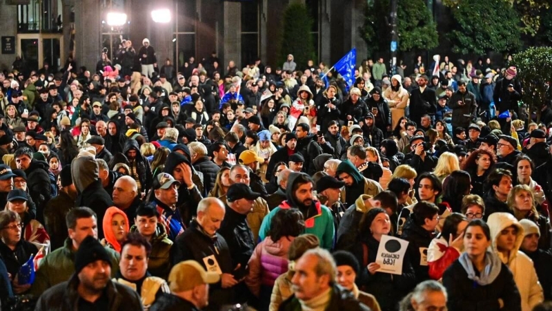 Митингующие в Тбилиси установили преграду на пути спецтехники полиции