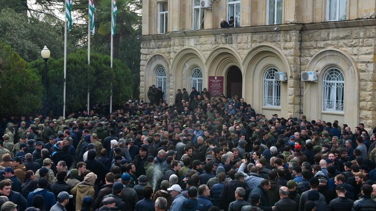 Президент Абхазии назвал происходящее в стране попыткой госпереворота