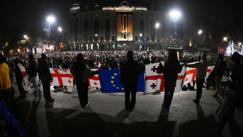 Протестующие в Тбилиси закидывают парламент и полицию хлопушками