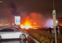 Появилось видео крушения перевернувшегося самолета в Торонто