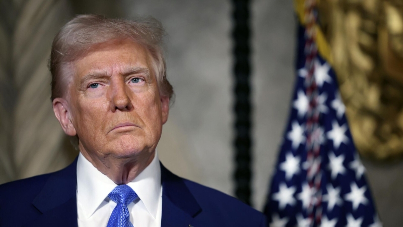 У края стола: в Британии рассказали, как Трамп унизил Макрона