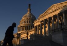 В США уволят большую часть федеральных служащих на испытательном сроке