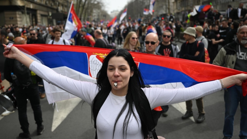 В Сербии назвали протесты "цветной" революцией