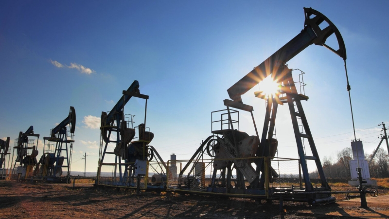 Мировые цены на нефть колебались вечером в четверг 