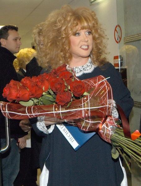 Позирует с красавицей дочкой в ярком платье с открытыми плечами: новые снимки Аллы Пугачевой, отметившей 76-летие