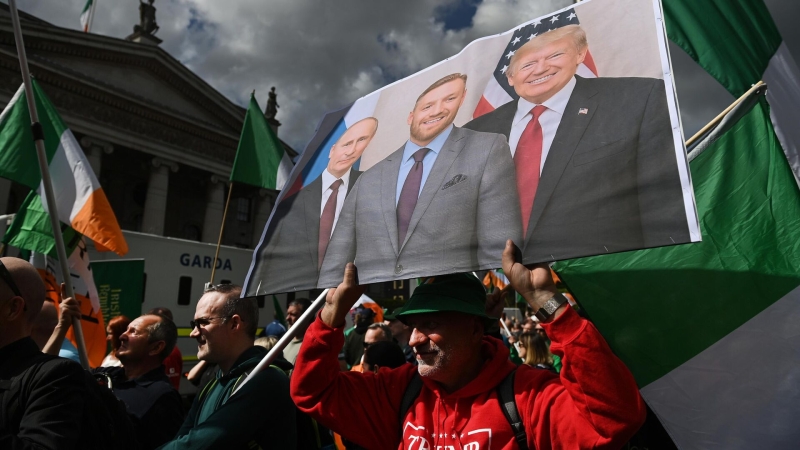 "С портретами Путина и Трампа": в Ирландии прошел многотысячный митинг