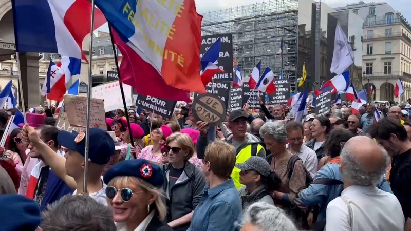 "С портретами Путина и Трампа": в Ирландии прошел многотысячный митинг