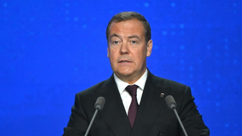Медведев пошутил о письмах Макрону и Стармеру