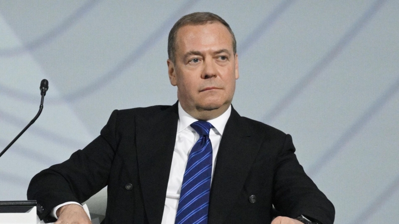 Медведев пошутил о письмах Макрону и Стармеру