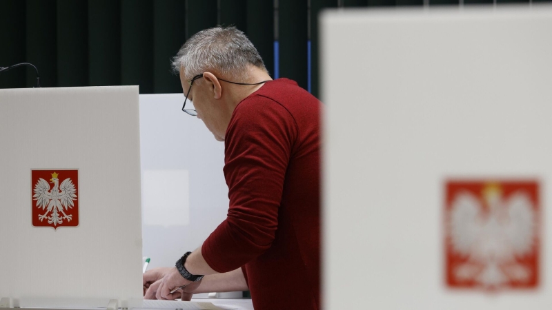 Тшасковский и Навроцкий вышли во второй тур президентских выборов в Польше