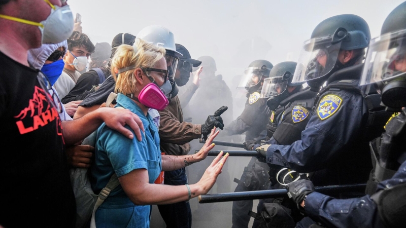 Полиция в Лос-Анджелесе начала выборочно задерживать протестующих