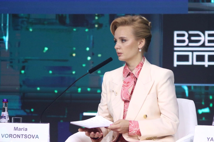 Старшая дочь Владимира Путина выступила модератором на ПМЭФ-2025: видео