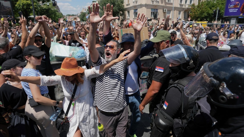 В Сербии полиция в ночь на четверг задержала троих протестующих