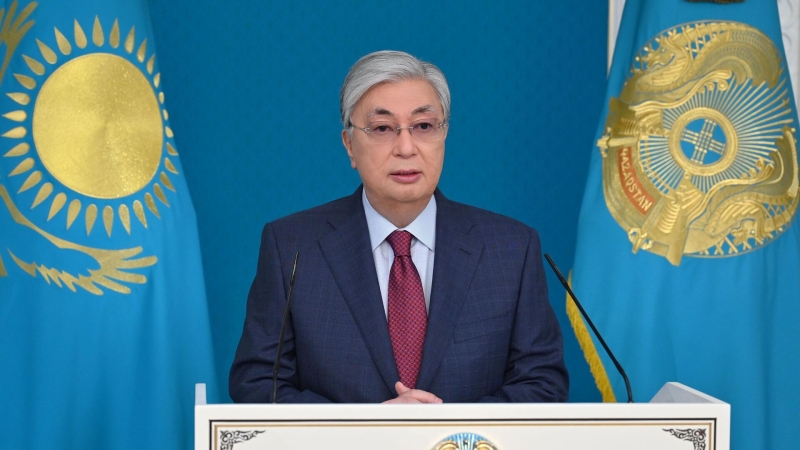 Токаев поздравил Пашиняна с подписанием декларации с Арменией
