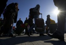 Украинцам до 22 лет разрешили выезд за границу