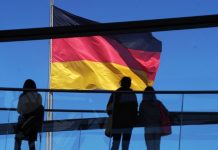 В Берлине женщина с ножом угрожала охране посольства России