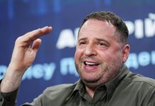 Экс-премьер Украины назвал действия главы офиса Зеленского неправомерными