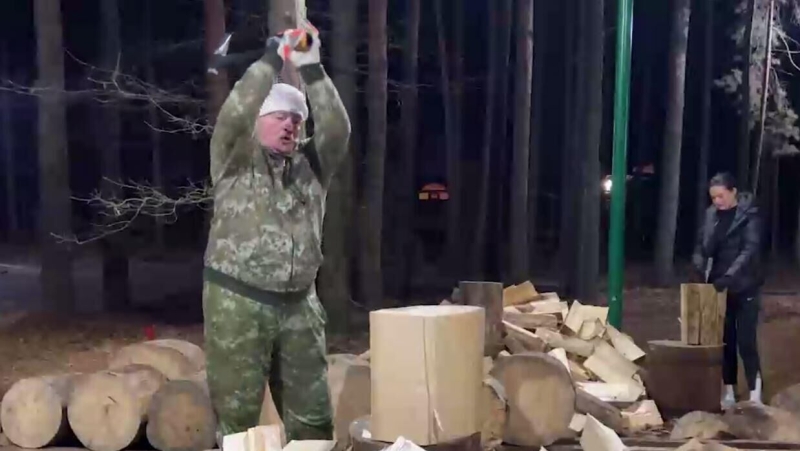 Лукашенко в пятницу два часа колол дрова