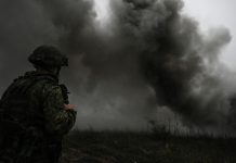 Минобороны показало военнослужащего с флагом России в Двуречанском