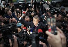 Новый спикер парламента Чехии снял со здания палаты украинский флаг