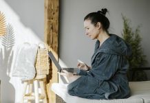 Офтальмолог назвал безопасное время работы за монитором