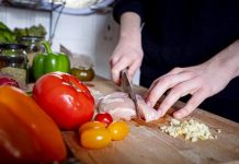 Учёные рассказали о смертельно опасной привычке перед приготовлением еды