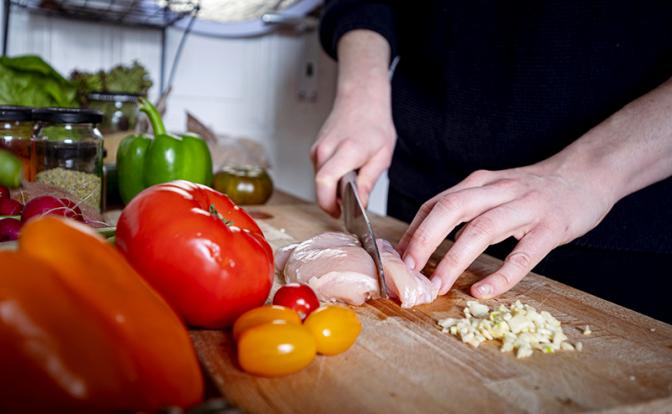 Учёные рассказали о смертельно опасной привычке перед приготовлением еды