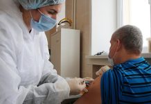 «ВОЗ рекомендует»: Госдума взялась перекраивать календарь прививок для стариков, кто-то уже прибыль считает