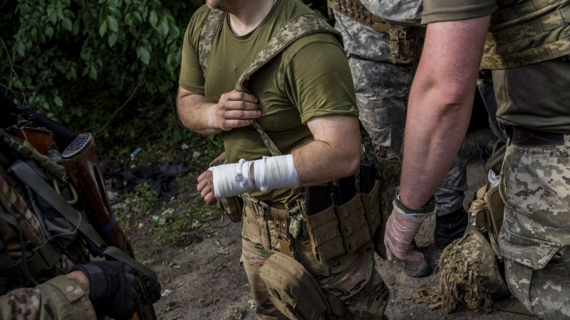 ВСУ подставили женщину-офицера под удар артиллерии, рассказал Марочко