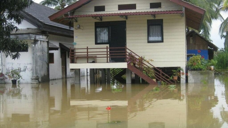 Выросло число погибших от наводнений и оползней в Индонезии