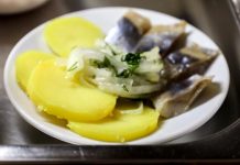 Диетолог рассказал, кому крайне опасно есть селёдку