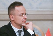 Венгрия не позволит оказывать на себя давление, заявил Сийярто