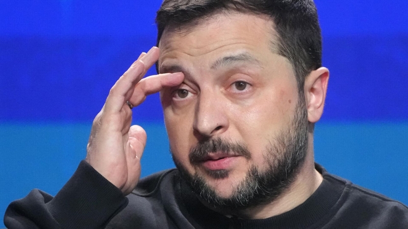 Зеленский заявил, что не держится за кресло президента Украины