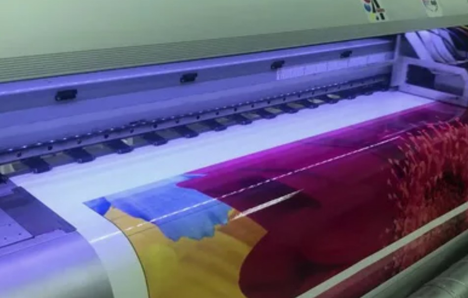 Как выполняется широкоформатная печать на плёнке: этапы и особенности