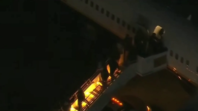 Мадуро и его жену, предположительно, вывели с борта самолета