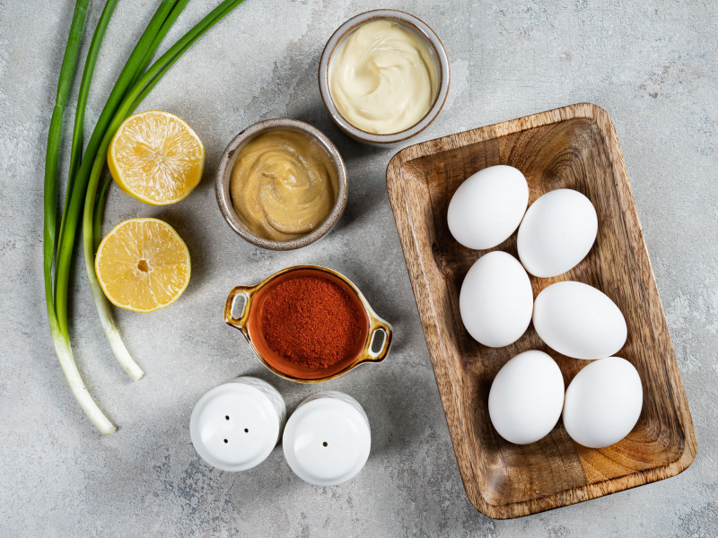 Фаршированные яйца с луком, горчицей и майонезом