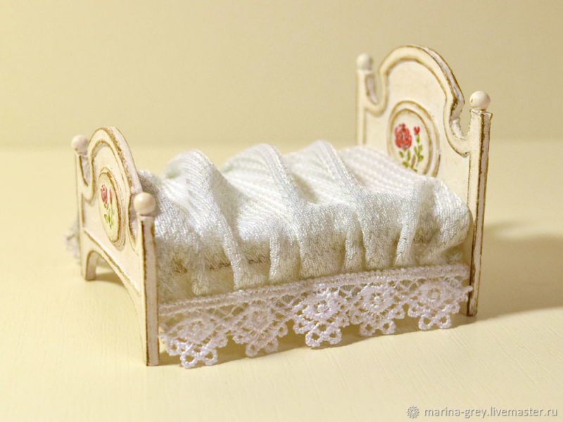 Кроватка для кукольного домика. Масштаб 1:24