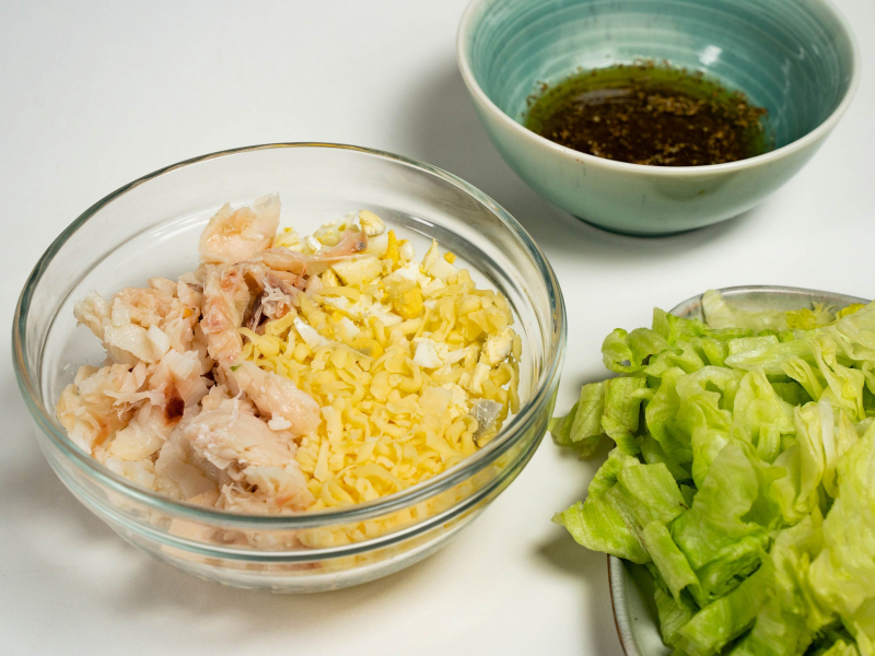 Рыбный салат с сыром и рыбным филе